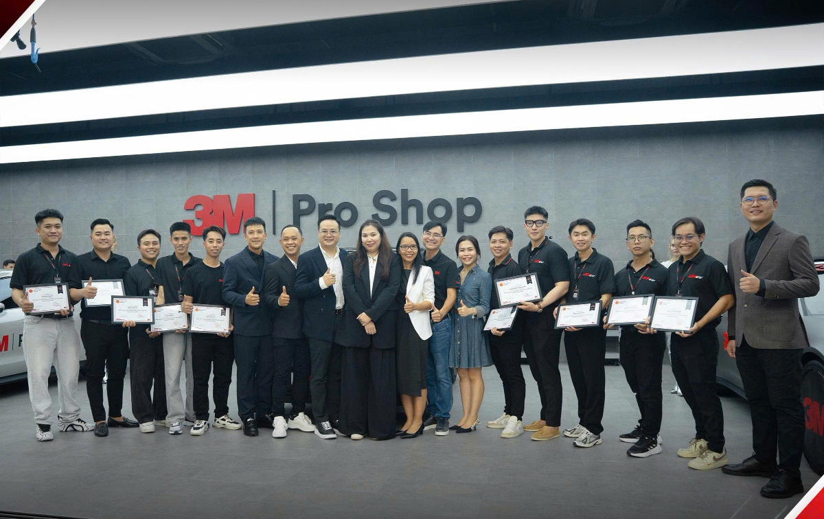 Đội ngũ kỹ thuật viên nhận chứng nhận đào tạo tại 3M Pro Shop