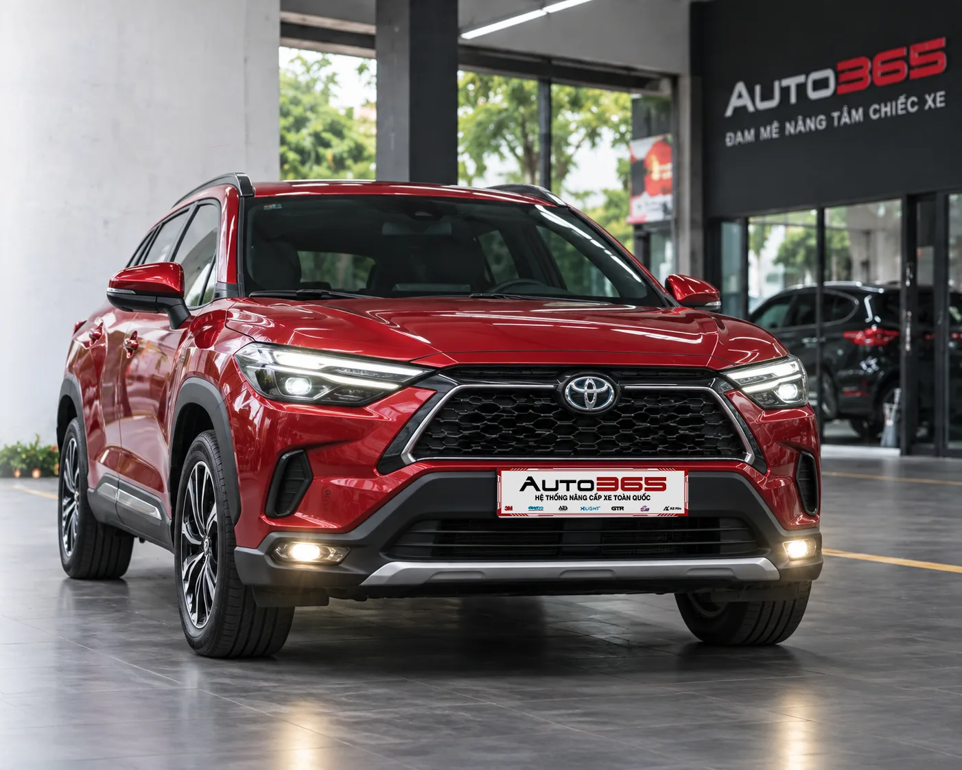 Xe tại showroom Auto365 - Hệ thống nâng cấp xe toàn quốc