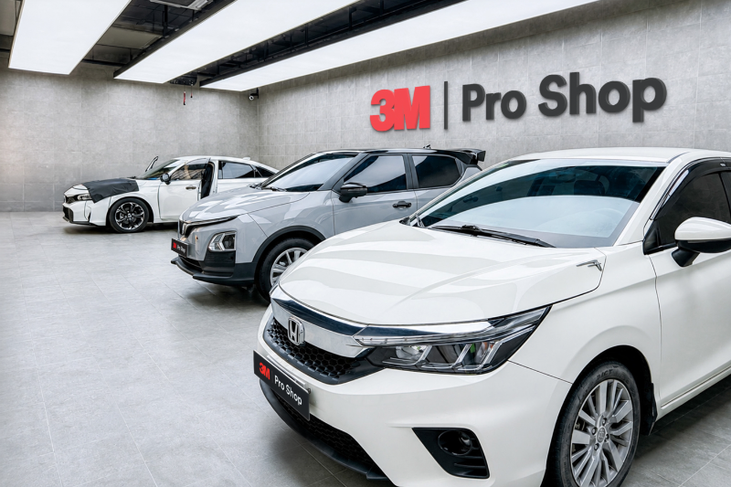 Không gian showroom 3M Pro Shop Auto365 với các xe trưng bày mẫu